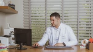 Dr. Caio de Mílio especialista em retina trabalhando